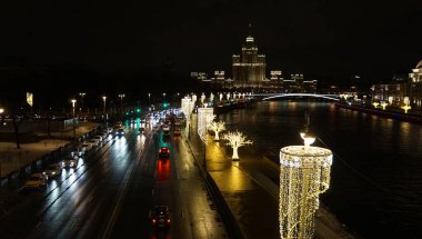 Moskova 'nın kış manzarası. Kremlin, Moskova nehri ve Zaryadye parkı. Şubat 2022. 
