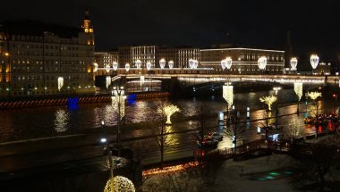 Moskova 'nın kış manzarası. Kremlin, Moskova nehri ve Zaryadye parkı. Şubat 2022. 