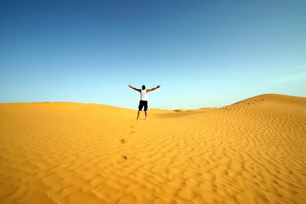 在撒哈拉沙漠中的人 — 图库照片