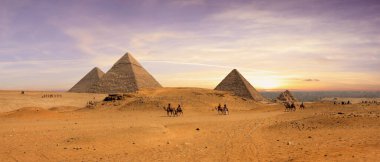 Kahire 'deki Giza piramitlerinin muhteşem manzarası.