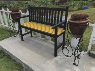 Ailesiyle rahatlamak için minimalist modelli kafe sandalyeleri.