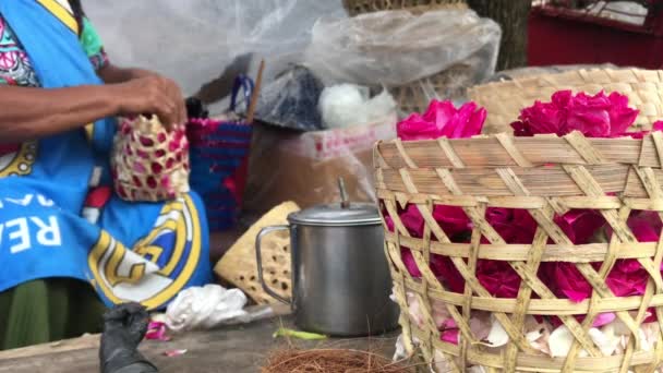 Una Mujer Indonesia Está Empacando Una Cesta Llena Rosas Concepto — Vídeo de stock
