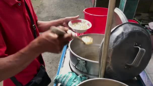 Rekaman Penjual Bubur Kacang Hijau Mengukur Buburnya Dalam Mangkuk — Stok Video