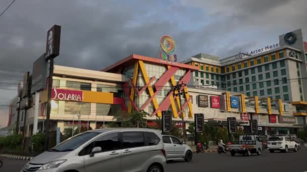 Уличная Сцена Перед Artos Mall Magelang — стоковое видео