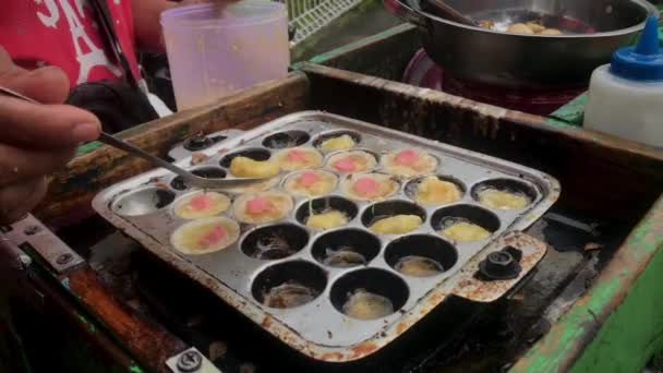 小さなソーセージで卵とジャガイモで作られた準備を揚げている売り手 アジアの子供たちのような — ストック動画