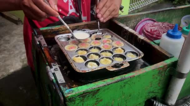 小さなソーセージで卵とジャガイモで作られた準備を揚げている売り手 アジアの子供たちのような — ストック動画