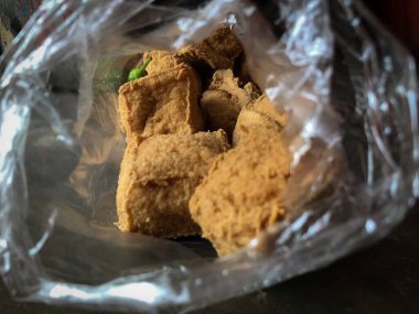 Mika plastiğinde Asya tofu yiyeceği.