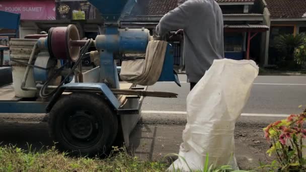 Hombre Indonesio Operando Una Máquina Molino Arroz Quitando Cáscara Salvado — Vídeos de Stock