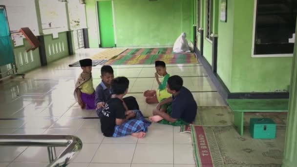 Хлопчик Шапці Тусується Друзями Які Чекають Молитви Зборі — стокове відео