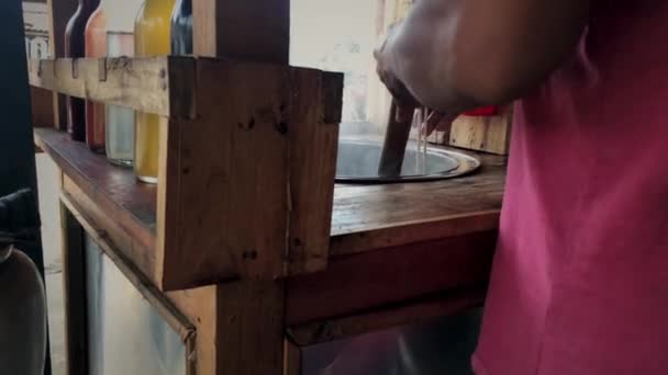 Penjual Mie Ayam Mengaduk Mie Yang Dimasak Dengan Sumpit Kayu — Stok Video