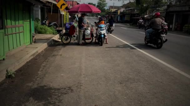 Саламан Індонезія Березня 2022 Року Чоловік Готує Замовлення Фрикадельки — стокове відео