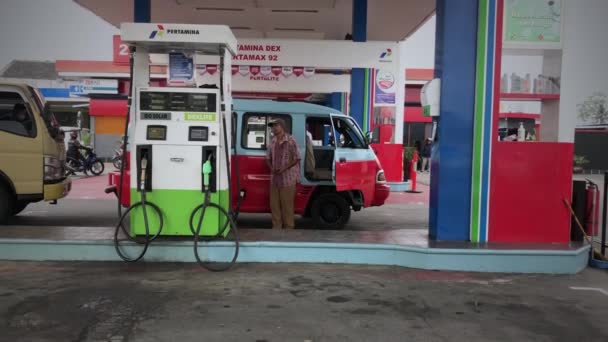 印度尼西亚Mertoyudan 2022年3月25日 一名城际公路运输司机在加油站加油 — 图库视频影像