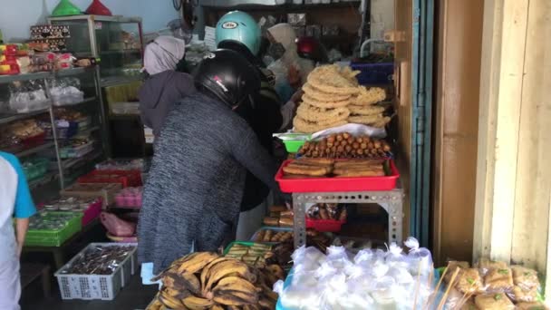 Anneler Ramazan Ayı Için Gıda Hazırlığı Seçiyorlar — Stok video