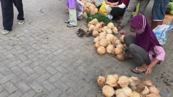 ジュースを様々な加工飲料や料理に使用できるココナッツを販売する女性 — ストック動画