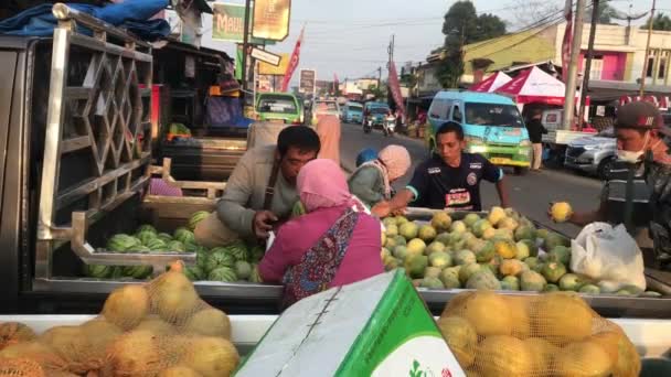 Indonezyjczyk Sprzedaje Arbuzy Melony Samochodzie Kupujący Wybiera — Wideo stockowe