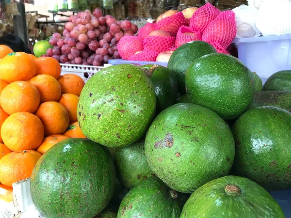 Haufen Avocados Auf Dem Traditionellen Markt — Stockfoto