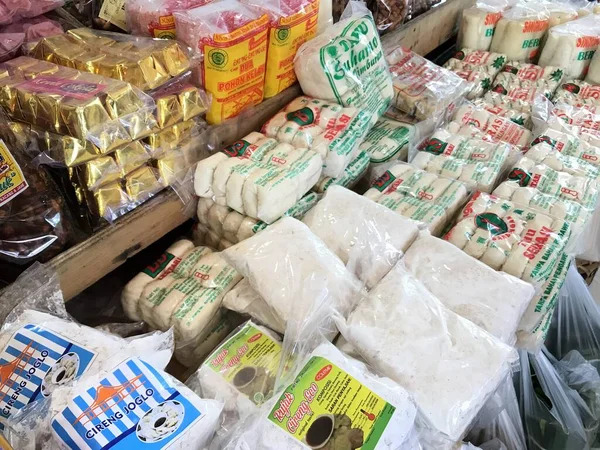 Uluslararası pazardaki tüccarlarda bulunan çeşitli yiyecekler