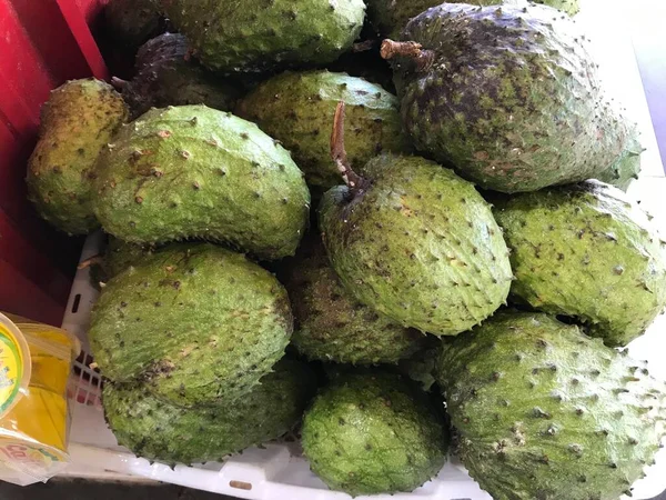 Geleneksel pazarda kaynak meyvesi yığını