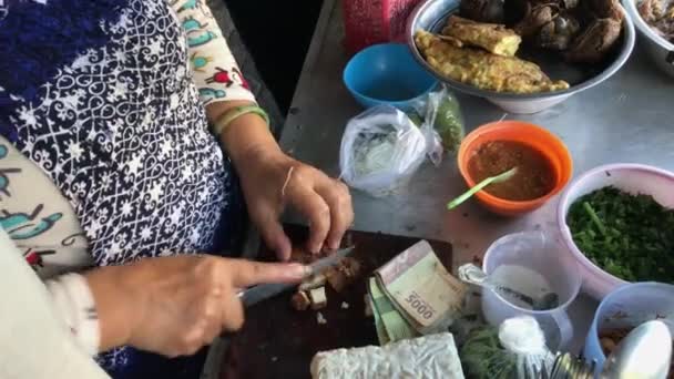 売り手は典型的なインドネシアのソトライスを準備しています — ストック動画