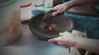 Endonezyalı yaşlı bir kadın müşteriler için 