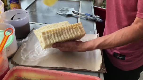 選択的フォーカス マレーシアのデザート インドネシアのデザートトースト Martabak Manisトーストを作る パン作りの工程 — ストック動画