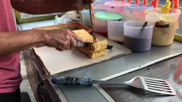 有选择的重点 面包师在烹调完毕并准备上桌后 用刀片切碎面包 — 图库视频影像