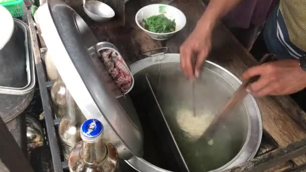 一个男人在搅拌煮着的面条 — 图库视频影像