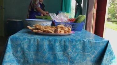 Basit bir dükkandaki kızarmış tempeh satıcısının sabah aktivitesi..