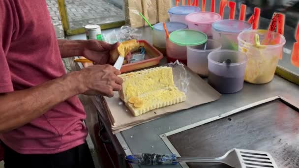 選択的フォーカス マレーシアのデザートを作る トーストインドネシアのデザートトースト Martabakマニス バナナを薄切りにしてジャムにする工程 — ストック動画