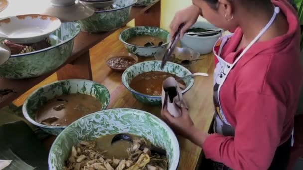 一名印尼妇女正在为买家准备食物 她正在出售传统的印尼菜Nasi Padang — 图库视频影像