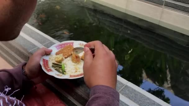 在鱼塘边吃早餐的镜头 — 图库视频影像