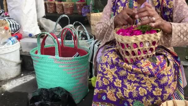 Seller Sow Flowers Pilgrimage Traditional Purposes — Vídeo de stock