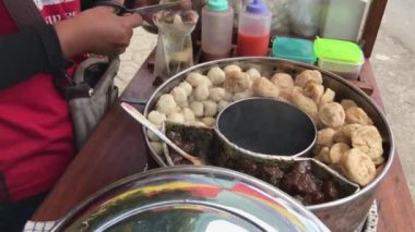 Köfte tofuyu plastikle kes.