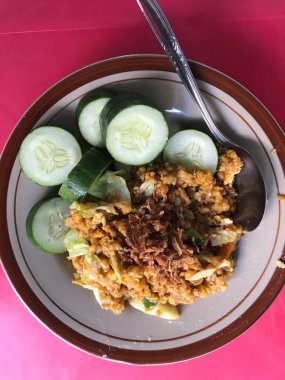 Üstünde salatalık dilimleri olan kızarmış mısır..