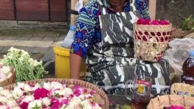 sow flower seller is packing in the basket.