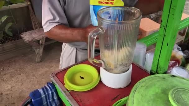 Наливання Білого Молока Основних Інгредієнтів Виготовлення Соку — стокове відео