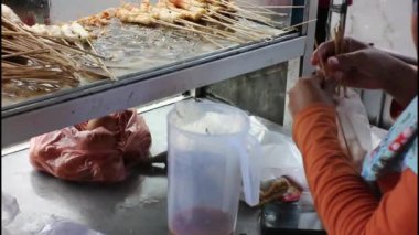 Yumurtayla kızartılmış Endonezya yemeği.