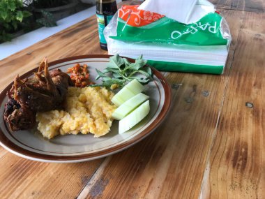 Acı biberli sarı pilav ve kızarmış tavuk kafası.