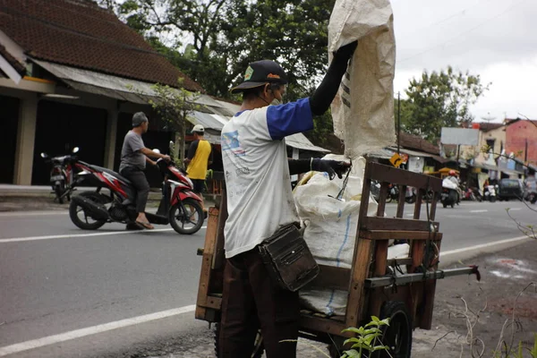 Vous Nettoyez Les Ordures Les Mettant Dans Vieux Chariot Bois — Photo