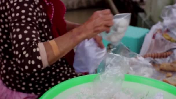 Sprzedawczyni Pakuje Zamówienie Plastikową Torbę Żywnością — Wideo stockowe