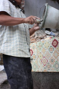 İnşaatçı duvara seramik yapıştırıyor, serin iç tasarım..