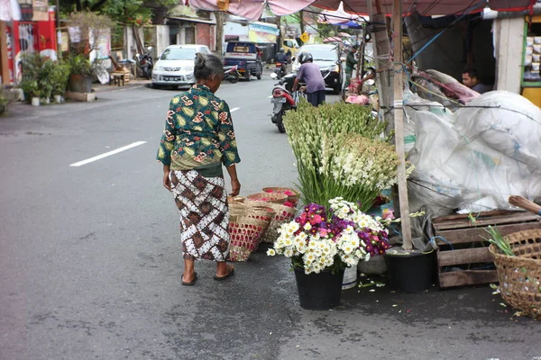 高速道路の脇で花の売り手と彼の商品 最大の花の売買センター — ストック写真