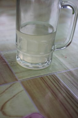 Masada bir bardak ferahlatıcı buz var.