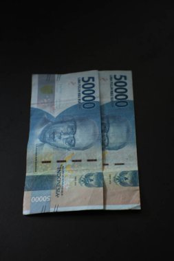 Endonezya 'nın 50 bin banknotluk banknotu siyah arka planda izole edilmiş..