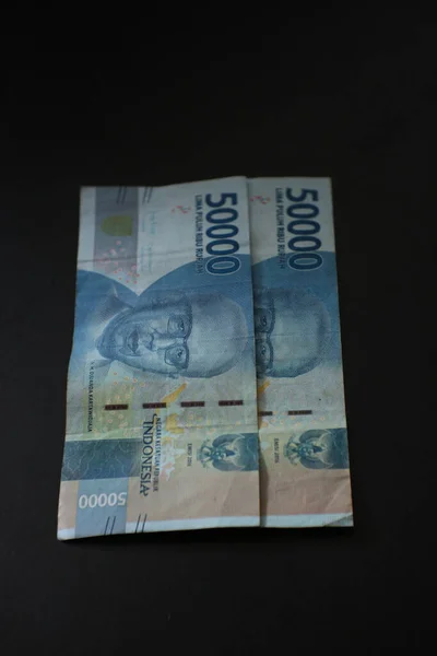Индонезийская Рупия Банкноты Пятьдесят Тысяч Деноминации Изолированы Черном Фоне — стоковое фото