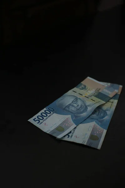 Banknot Rupii Indonezyjskiej Pięćdziesięciu Tysiącach Nominałów Odizolowany Czarnym Tle — Zdjęcie stockowe