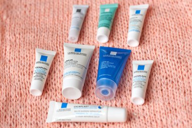 Astrakhan, Rusya - 12.31.2021: La Roche-Posay krem örnek koleksiyonu