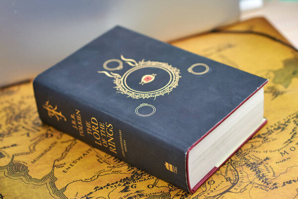Астрахань, Россия - 01.03.2022: Черная толстая книга Властелин Колец лежит на карте Средиземья