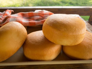 Masanın üzerine katlanmış ev yapımı yuvarlak peynir.