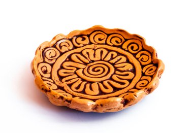 Beyaz zemin üzerinde izole edilmiş küçük kahverengi kil boya levha